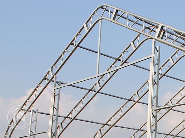 Robuste Fachwerk-Konstruktion des Daches einer Zelthalle