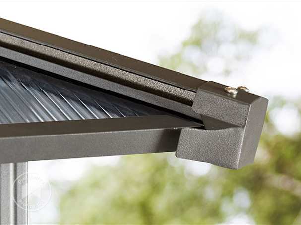 Die Polycarbonatplatten an den Eingängen der Schienen einrasten