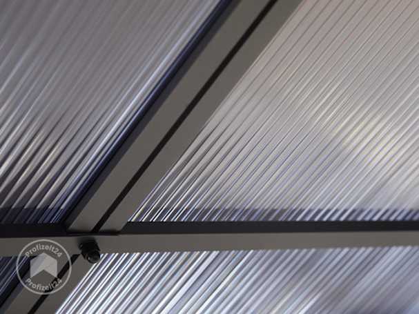 Beim Hardtop-Gartenpavillon die einzelnen Platten ins Dach einschieben