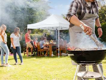 Mit Freunden im Garten grillen