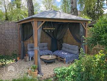 Gartenpavillon mit Palettenmöbeln