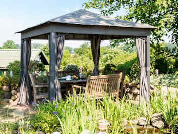 Gartenpavillon im Schrebergarten aufstellen