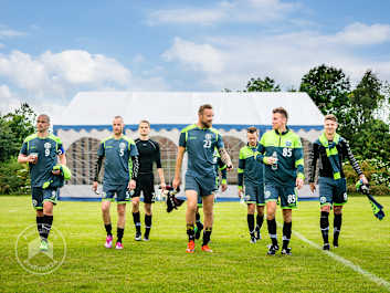 Fußballspieler vor einem stabilen Partyzelt