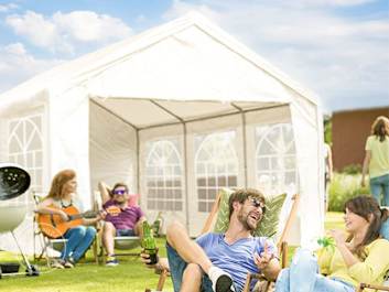 Das Partyzelt bei einer Gartenparty