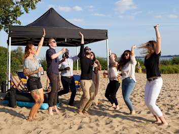 Faltpavillon am Strand mit Party