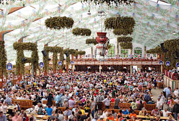 Ein Festzelt auf dem Oktoberfest