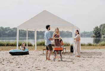 Am See beim Partyzelt grillen