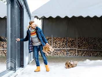Holz trocken im Garten lagern
