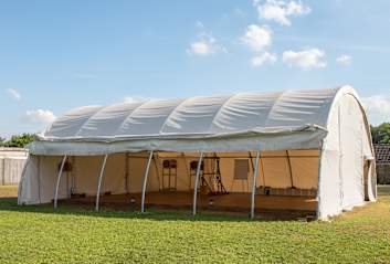 Zeltboden für die Rudbogenhalle bauen