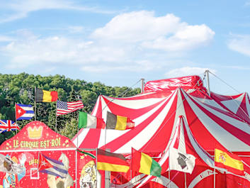 Ein grosses Zirkuszelt