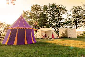 Ein buntes Zirkuszelt