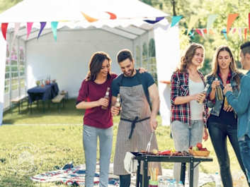 Im Garten eine Grillparty feiern