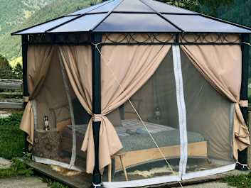 Im Gartenpavillon glampen