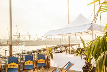 Den Faltpavillon im Beachclub einsetzen