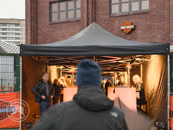 Ein Faltpavillon-Tunnel für Event-VIPs