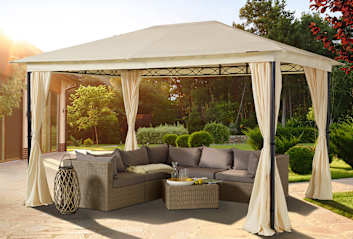 Einen Gartenpavillon im Garten aufstellen