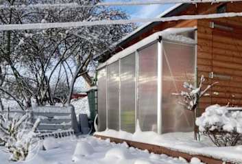 Ein isoliertes Gewächshaus im Winter