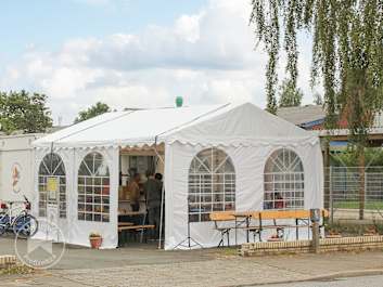 Ein Partyzelt als Imbiss-Erweiterung