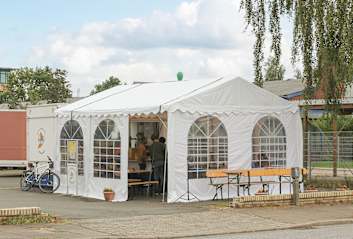 Ein Partyzelt für einen Imbiss im Einsatz