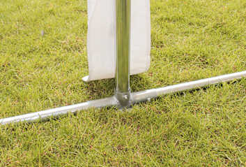 Ein Partyzelt mit einem Bodenrahmen versehen