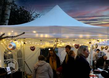 Faltpavillon auf dem Weihnachtsmarkt