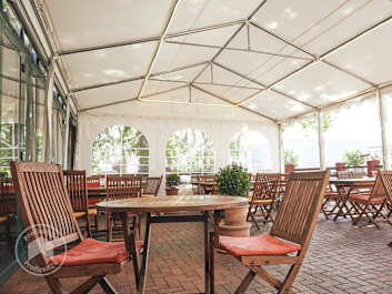 Ein Restaurant mit Partyzelt