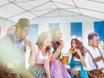 Im blau-weißen Zelt Oktoberfest feiern