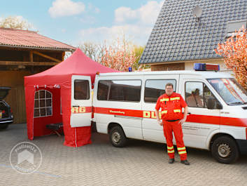 Ein roter Faltpavillon als Notfallzelt