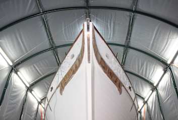 Eine Zeltgarage für eine Yacht