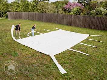 Die Zelt-Plane korrekt falten