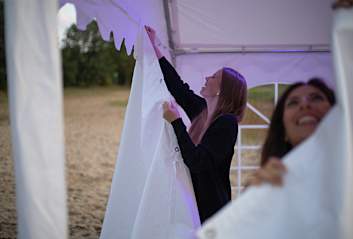 Die Partyzelt-Dachplane zusammenfalten