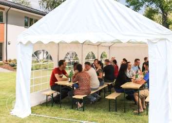 Klimatisierte Seitenteile beim Partyzelt