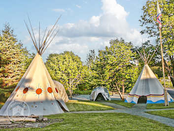 Bunt bemalte Tipi-Zelte