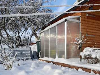 Anlehngewächshaus im Winter