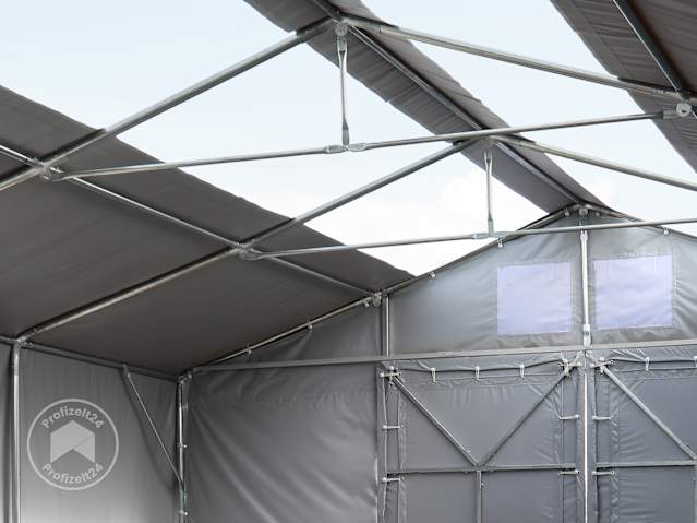 Eine große Zelthalle mit hellen Oberlichtern