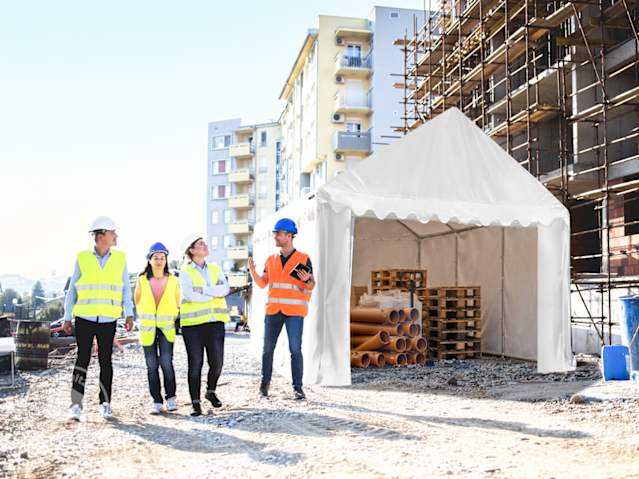 Ein mobiles Lagerzelt als ideales Arbeitszelt auf Baustellen
