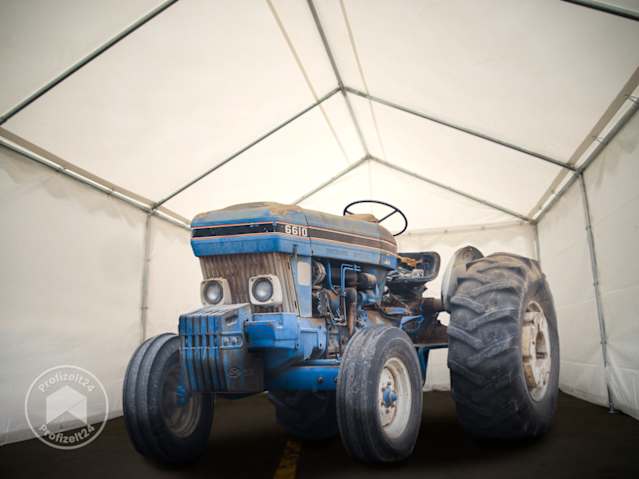 Traktor in einer Zelthalle unterstellen