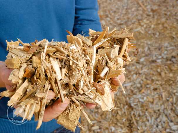 Hochwertiges Hackgut sollte nicht draußen ohne Lagerraum lagern