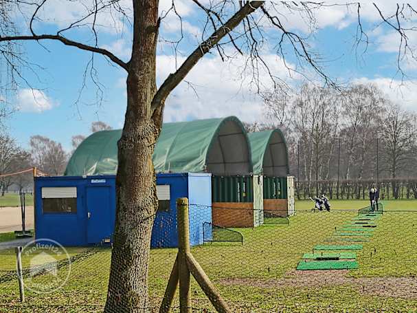 Robuste Container-Überdachungen als ideales Dach für die Driving Range