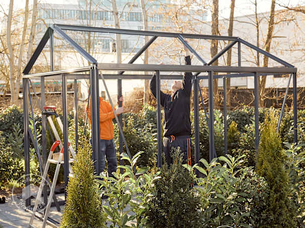Profizelt24-Mitarbeiter bauen ein Gewächshaus auf