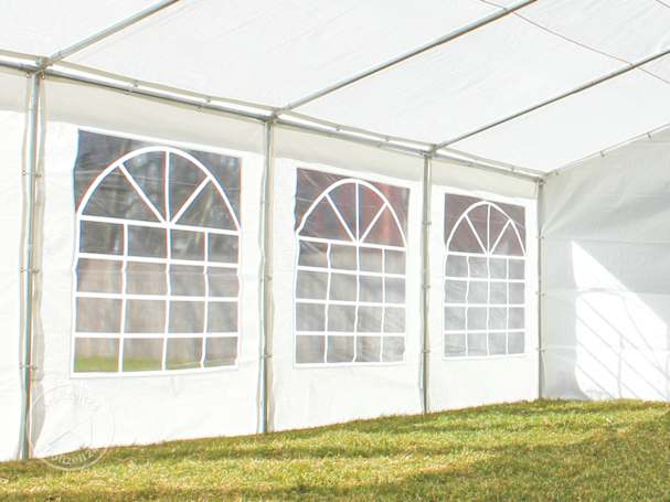 Dank Fenstern ist es im Partyzelt schön hell