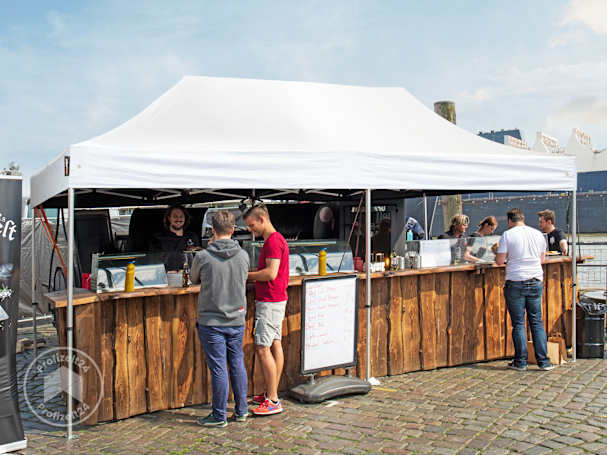 Ein schwer entflammbarer Faltpavillon als Verkaufsstand