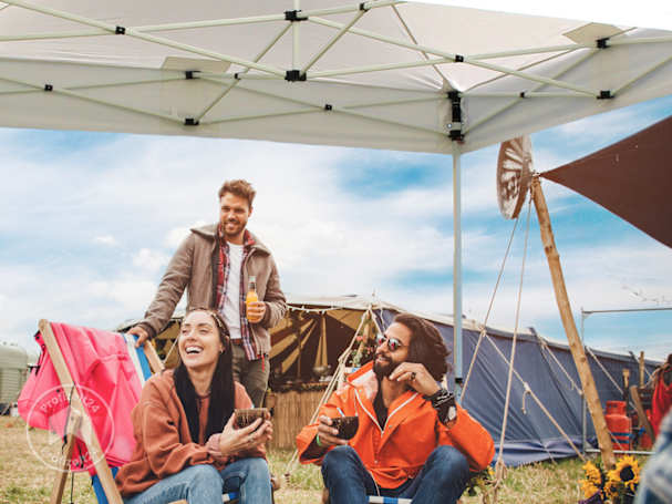 Schwer entflammbare Faltpavillons als optimaler Rückzugsort auf Festivals