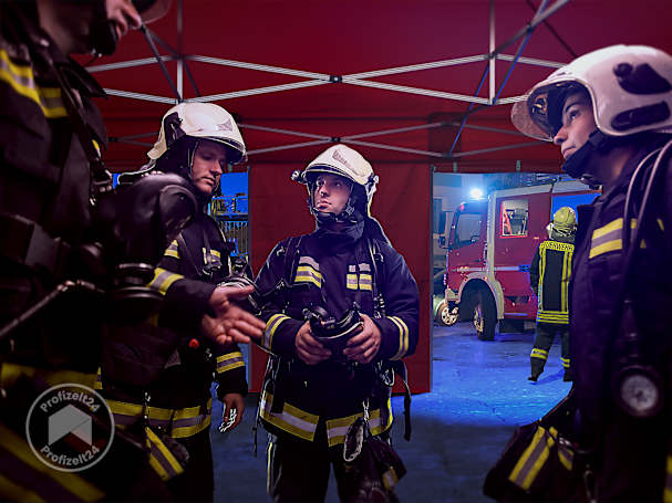 Ein großes Feuerwehrzelt als Einsatzzentrale nutzen