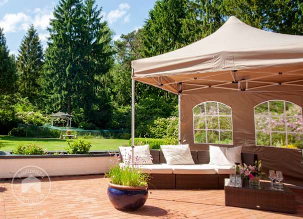 Ein kleiner 3x3 m Faltpavillon im Garten