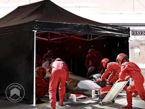Schwarzer Faltpavillon mit Wänden als ideale Lösung für den Pit-Stop
