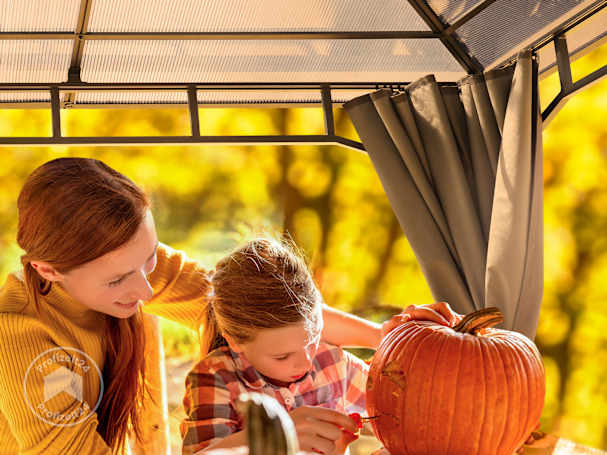 Kürbis schnitzen im ganzjährigen Pavillon