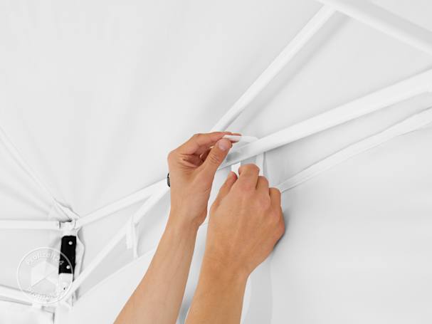 Die flexiblen Seitenteile per Haken in das Faltpavillon-Gestänge montieren