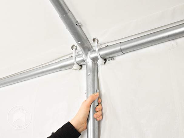 Das stabile Partyzelt-Gestänge für das Dach bauen