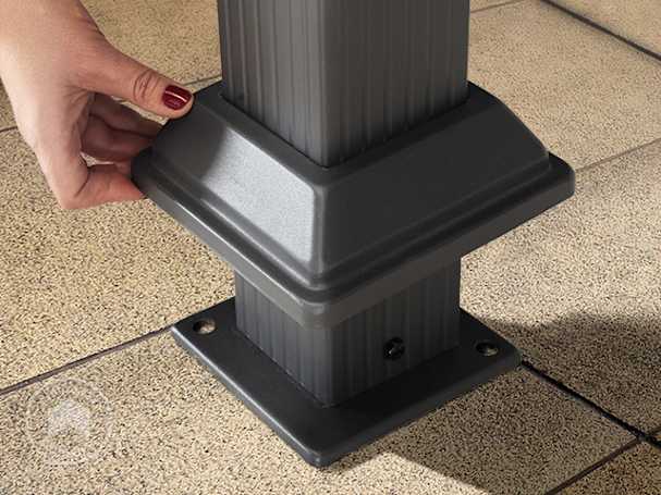 Den Gartenpavillon-Standfuss fest verankern